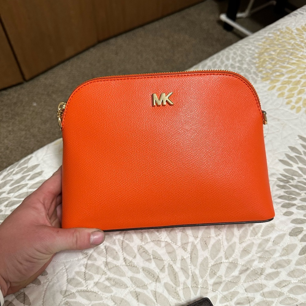 MK Orange Clam